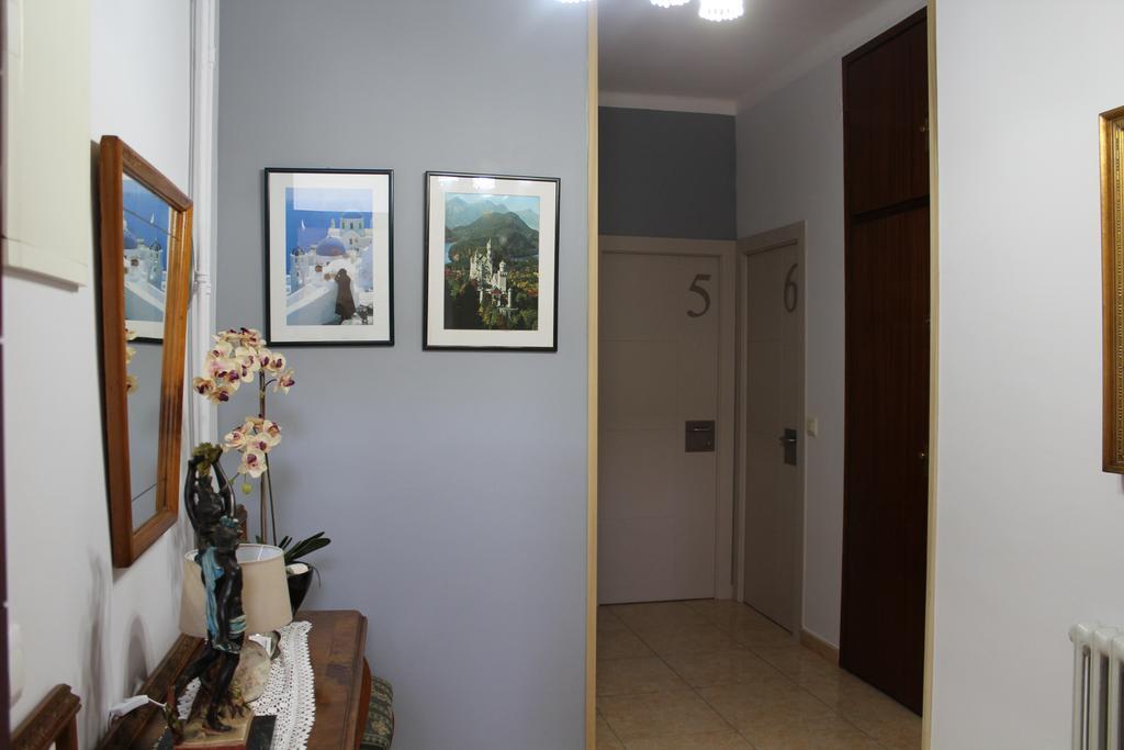 Hostal Montserrat Tona Buitenkant foto