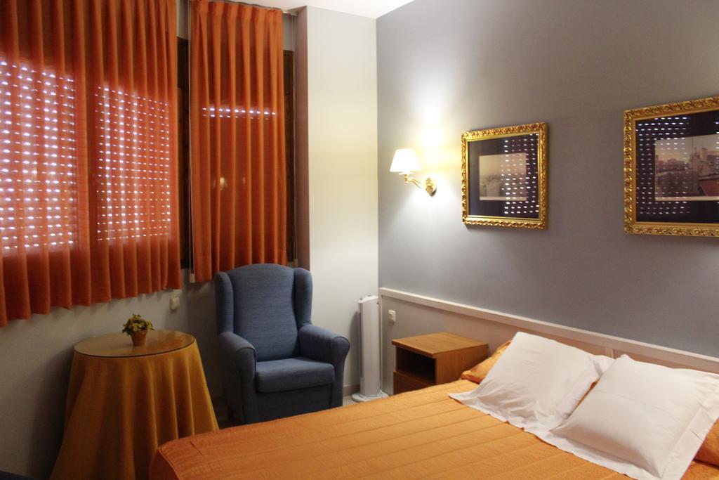 Hostal Montserrat Tona Buitenkant foto