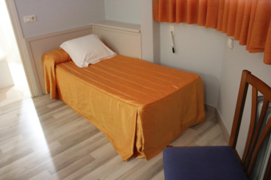 Hostal Montserrat Tona Buitenkant foto