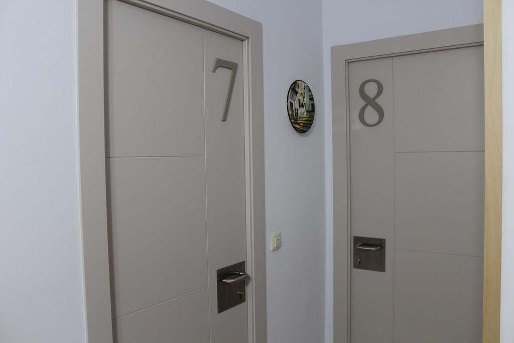 Hostal Montserrat Tona Buitenkant foto