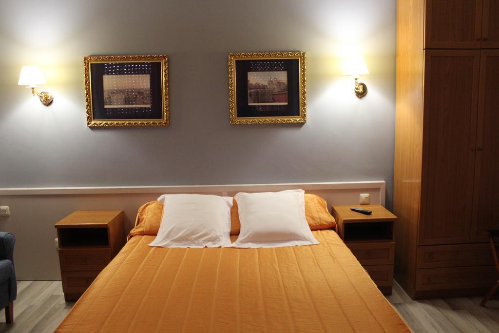 Hostal Montserrat Tona Buitenkant foto