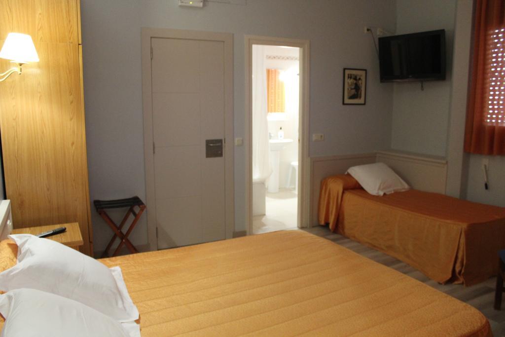 Hostal Montserrat Tona Buitenkant foto