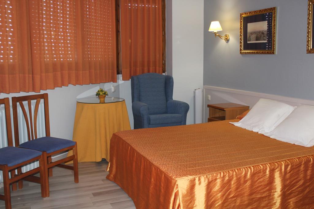 Hostal Montserrat Tona Buitenkant foto