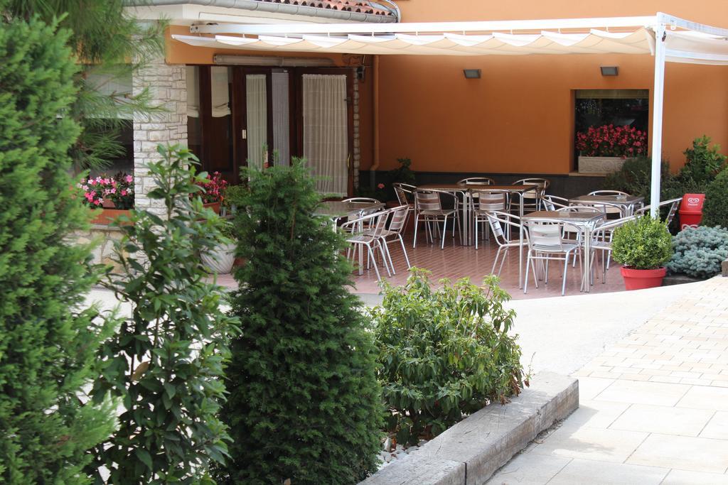 Hostal Montserrat Tona Buitenkant foto