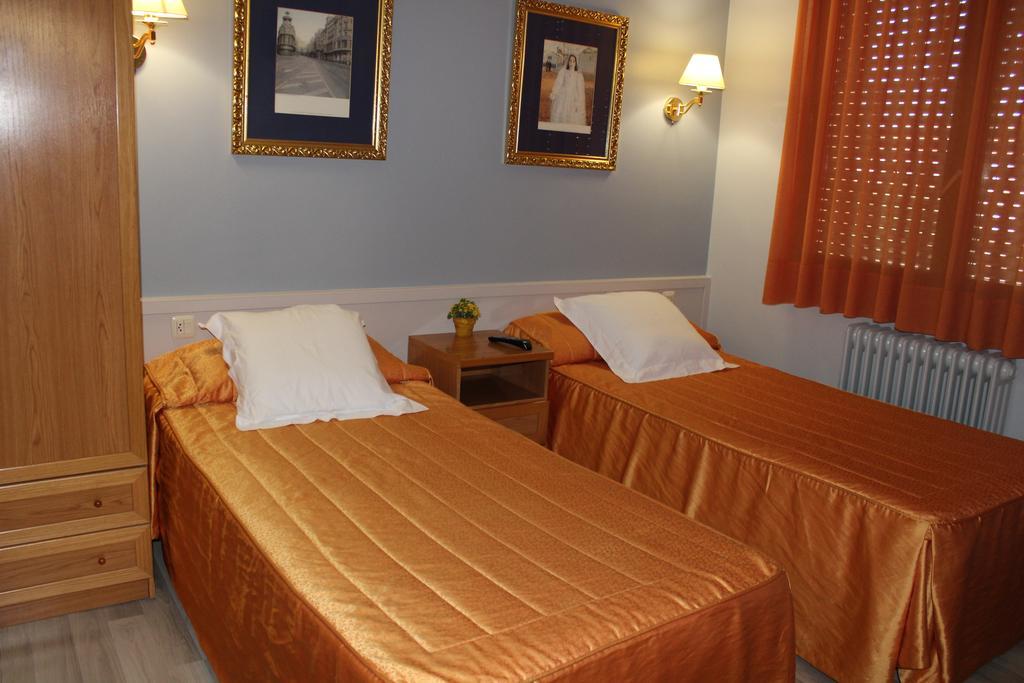 Hostal Montserrat Tona Buitenkant foto