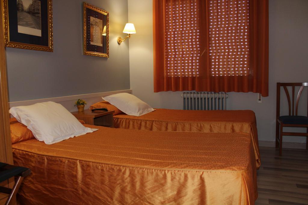Hostal Montserrat Tona Buitenkant foto