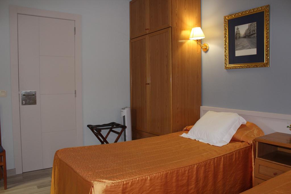 Hostal Montserrat Tona Buitenkant foto