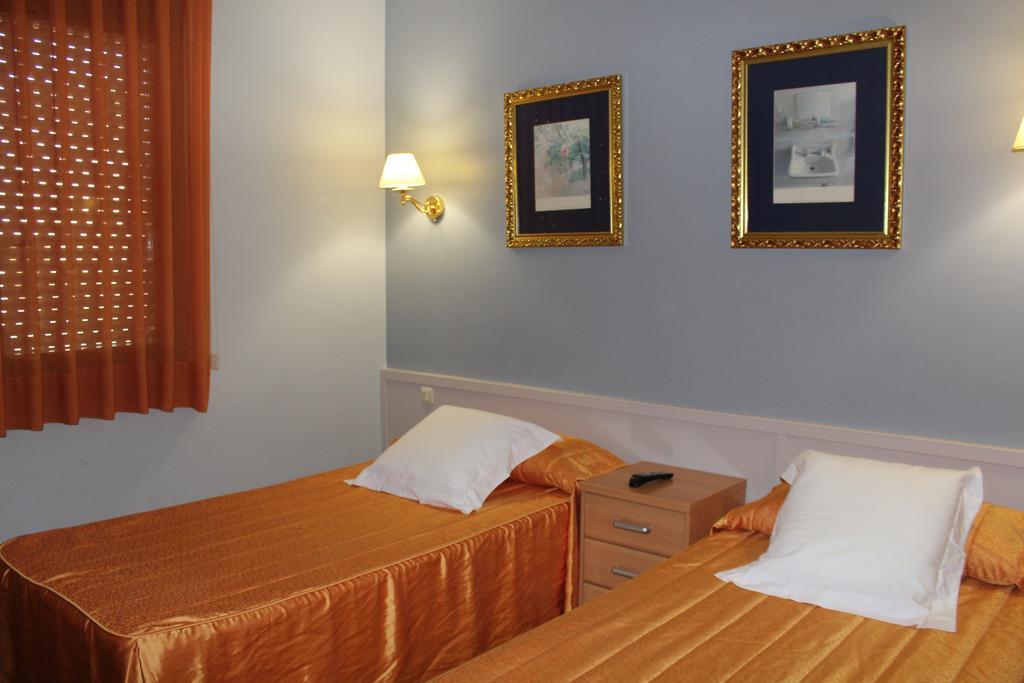 Hostal Montserrat Tona Buitenkant foto