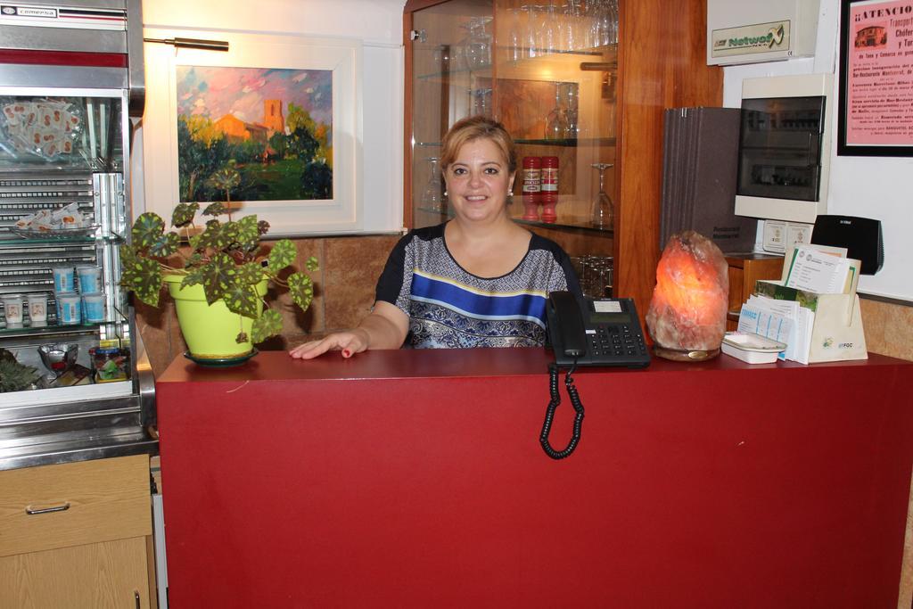 Hostal Montserrat Tona Buitenkant foto