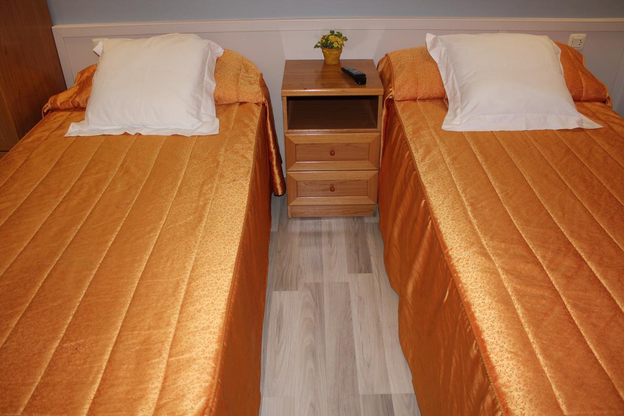 Hostal Montserrat Tona Buitenkant foto