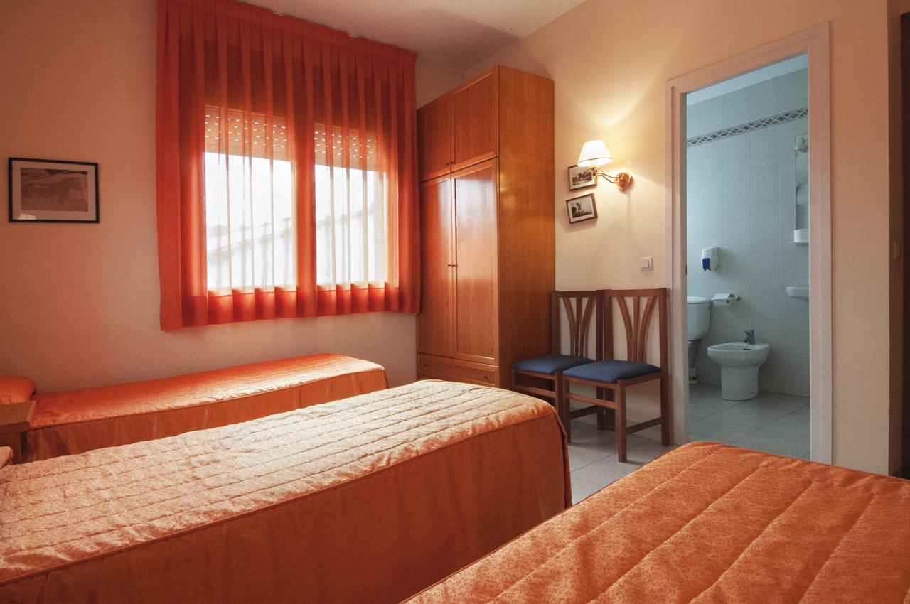 Hostal Montserrat Tona Buitenkant foto