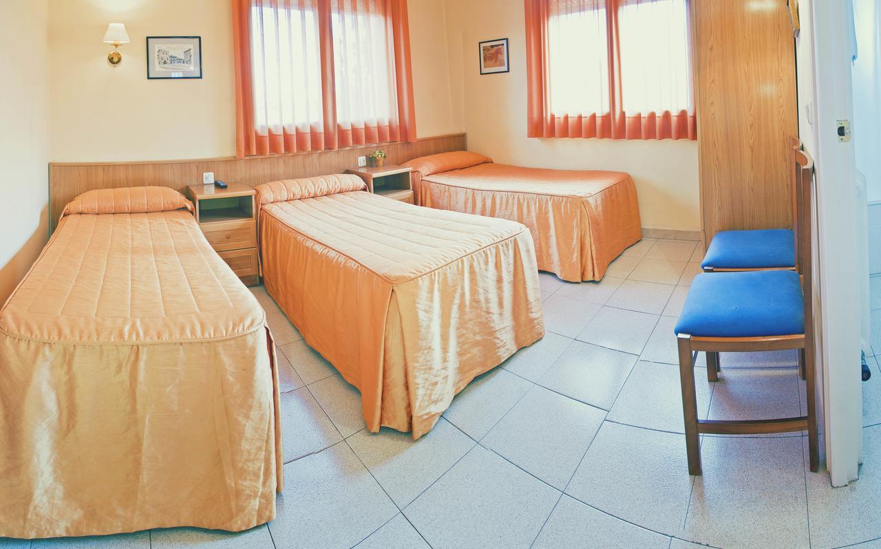 Hostal Montserrat Tona Buitenkant foto