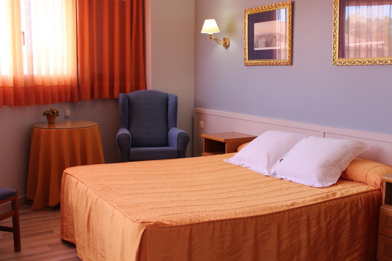 Hostal Montserrat Tona Buitenkant foto